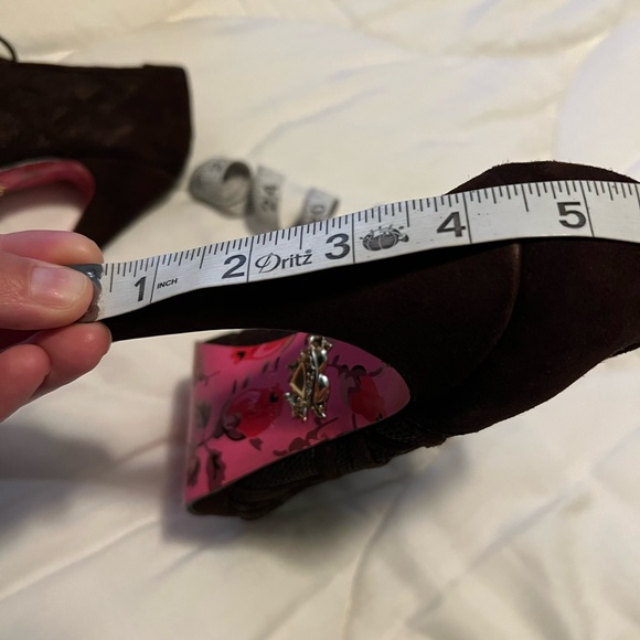 Betsey Johnson size 7.5 brown booties - Picture 5 of 6